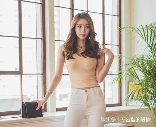 街拍：颜值靓丽的紧身牛仔裤小姐姐，身材显现的非比寻常！