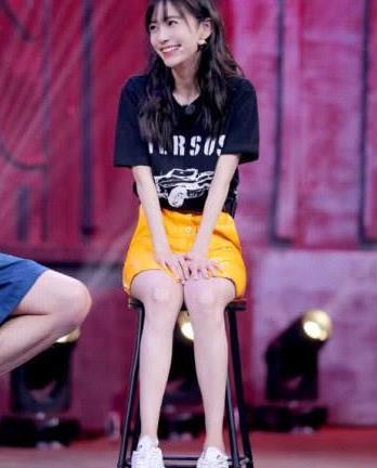 baby越来越会玩，皮裙都这么“黄”还穿出来？一网友：黄晓明快来