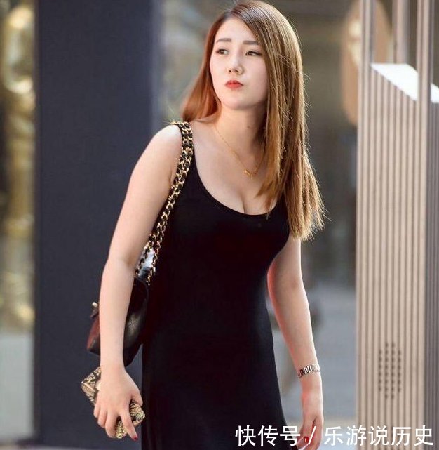  『针织衫』街拍 优雅的女人搭配简单针织衫, 气质和身材让人羡慕