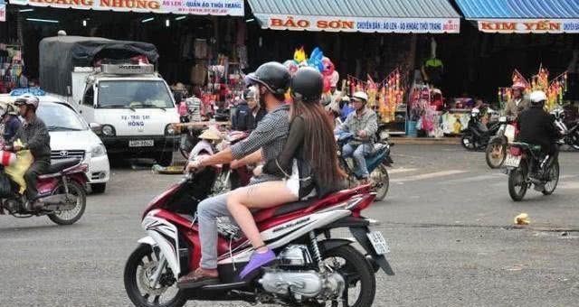 越南导游喜欢侧身坐摩托车，为啥不正着坐？游客：看出经验足不足