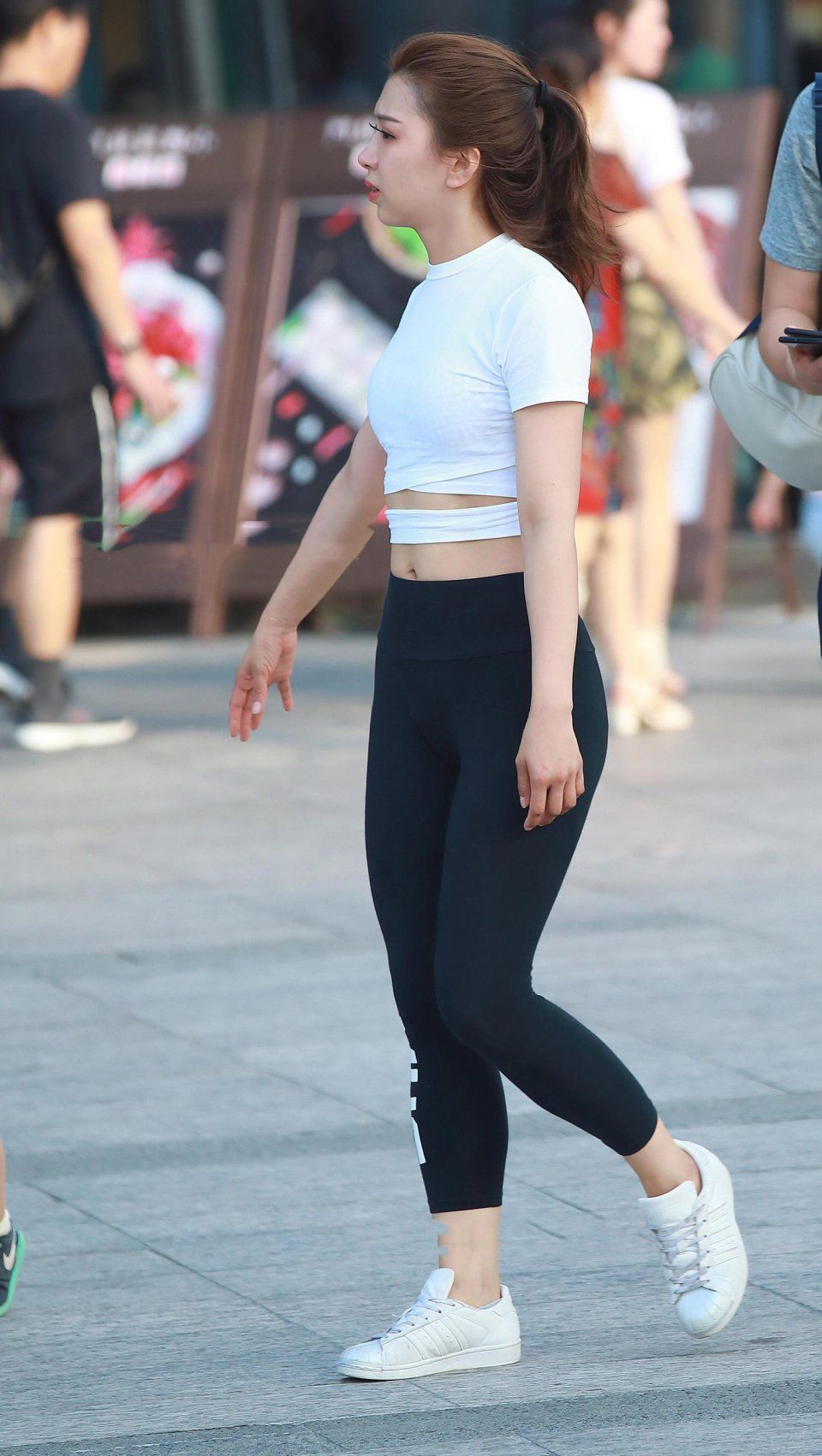 气质小姐姐紧身裤绷出迷人的部位，好身材怎么看都很迷人