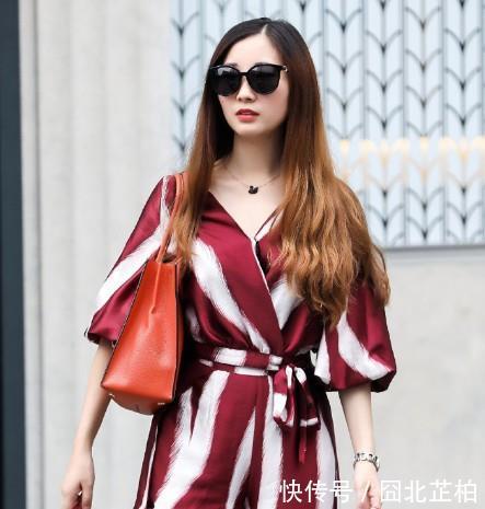 『别致』街拍:身材高挑的气质美女,黑色大衣别致腰带设计,腰身更显纤细
