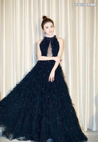 身穿五彩斑斓的连衣裙，景甜尽显凹凸有致的身材