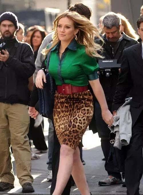 街拍：图1卡戴珊裙子不显胯宽，图2女孩皮肤真白！图3黑丝袜美女