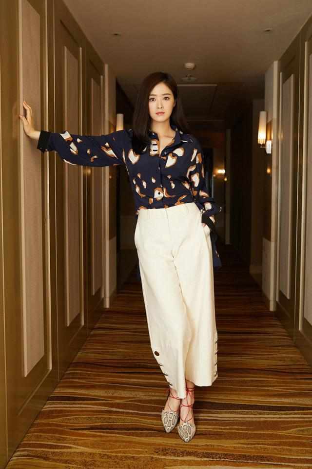 蒋欣出席活动，皮裙都快要撑破了，网友：这是又胖了吗？