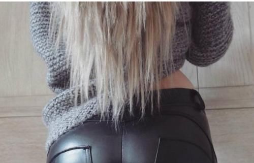 靓丽女神穿搭皮裤,拉长双腿长度,特别美艳!