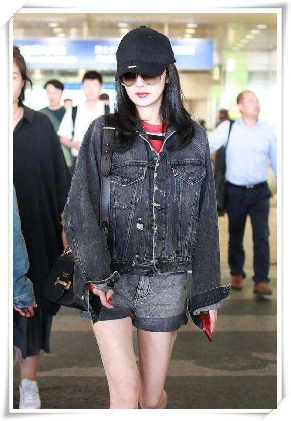 杨幂栽了! 光腿穿短裤竟不敌何穗破洞裤里穿打底裤, 网友: 尴尬了