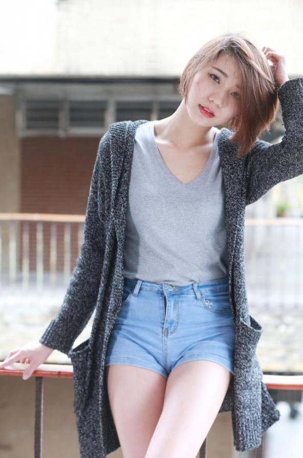 不穿丝袜就穿恨天高，这样不累脚吗?