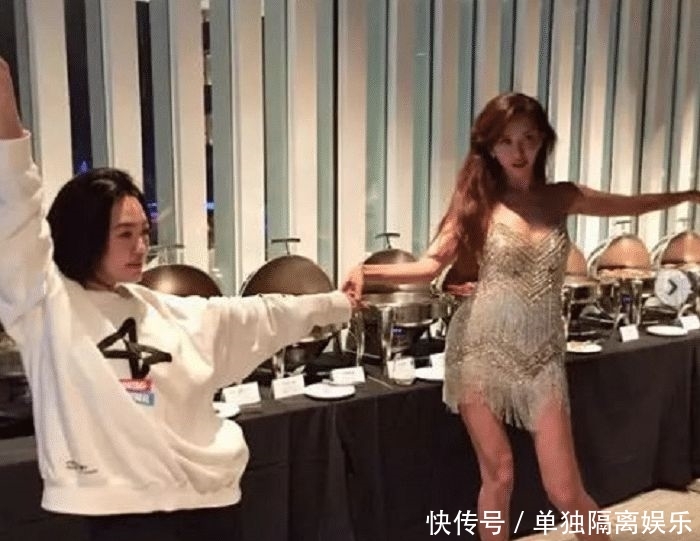 身穿:婚宴结束后,林志玲身穿吊带裙与小S热舞,哪里像是44岁女人的样子