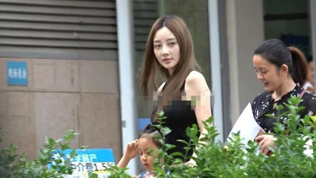 李小璐学校接女儿甜馨放学，37岁素颜出镜气色好到令人羡慕!