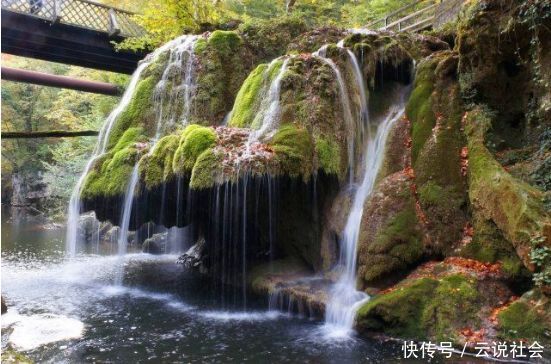 世界上最诡异的泉水,碰一下就会变成石头,但科学揭开了谜底