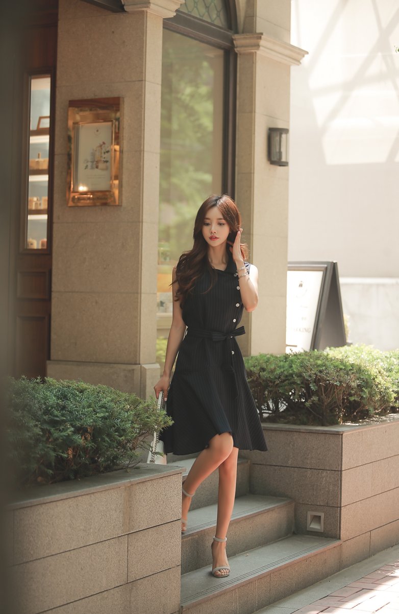 女神珠珠:黑咖啡愠色竖条不对称束腰裙