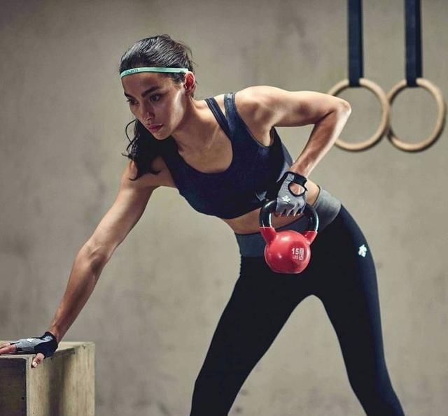 不爱穿Bra和裤子的潮流女神，让人看了就血脉喷张!