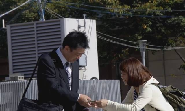 女孩没化妆和化了妆去找陌生男人借钱，结果令人深思