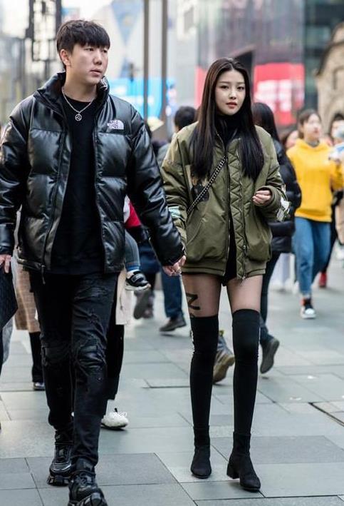  #女人#街拍：风风韵韵的美女，一件豹纹连衣裙外搭红色外套，女人味十足