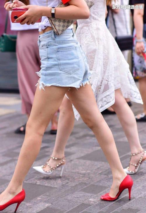 街拍：美女穿着如此短的短裤，加上这些元素后，就会显得更短了