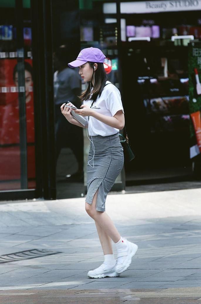 街拍：美女穿裸色连衣裙秀身材，网友：你确定不是穿了块抹布？