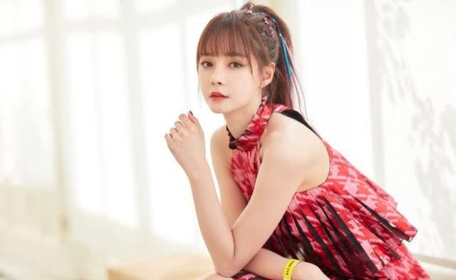  『碎花裙』“毛衣”失宠了？2020就要穿着4件薄外套＋裙子搭配！好看＋气质！