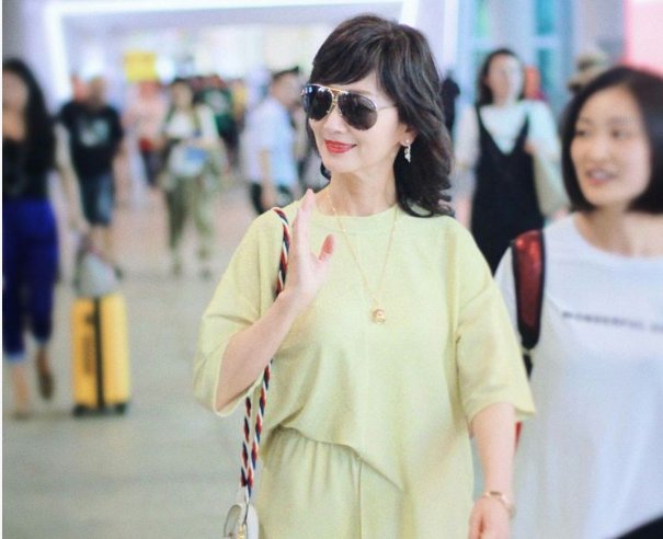 63岁赵雅芝穿短裤,满满的赘肉辣眼睛,网友:太尴尬了