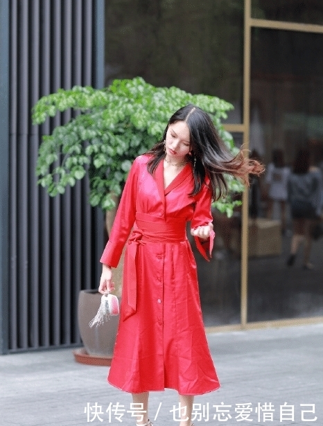  [穿搭]美女一身“大红袍”加身，天都那么热了，还穿那么“热”？