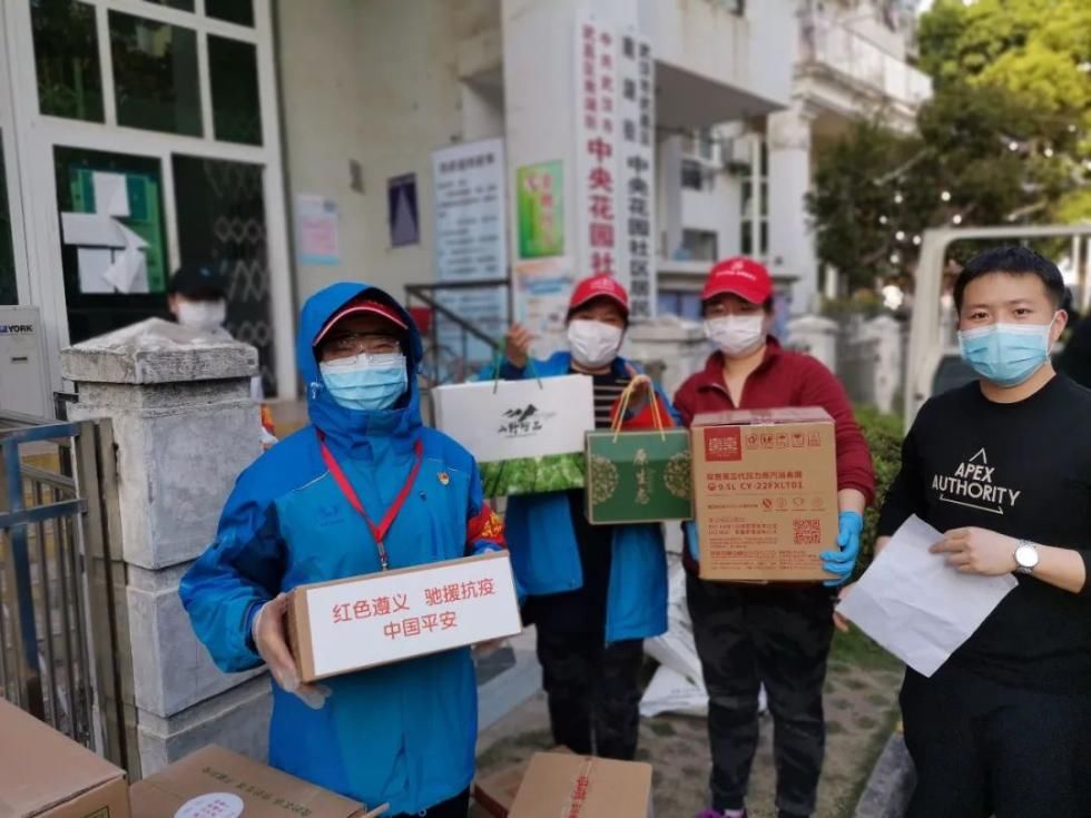  「南湖中央」武汉无疫情小区居民可以下楼了！记者现场探访