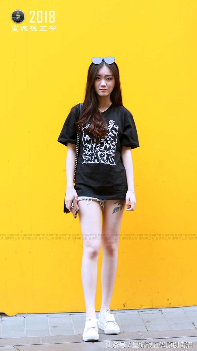 街拍:夏天穿着非黑即白的风格不仅清爽而且非常亮眼