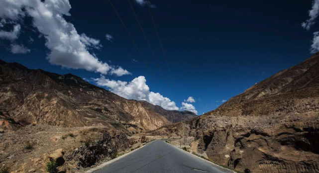 在经过川藏线的时候，为什么老司机都会往车外扔支烟？看完泪目了