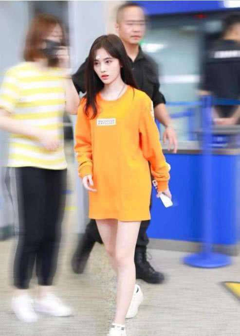 鞠婧祎只穿件卫衣出门，光着下半身，网友：这腿美到我窒息！