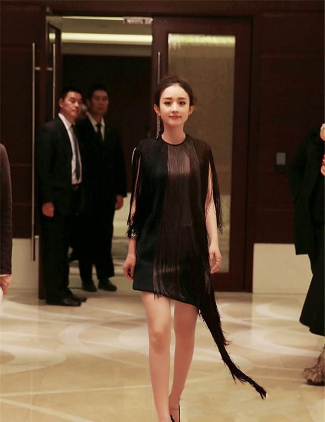  『多层次』最近时尚圈火了一种裙子，叫“龙须裙”，优雅时尚，明星都在穿