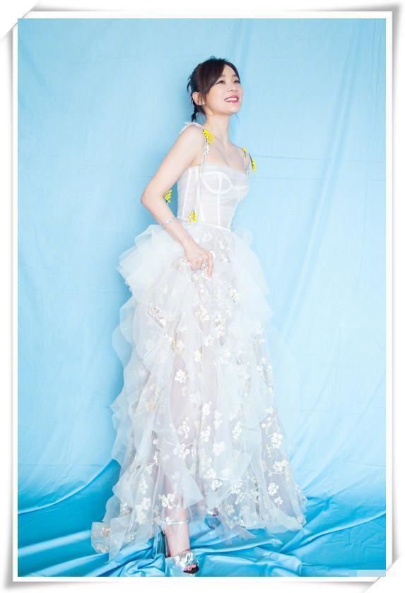 袁姗姗这是啥操作?穿短裤还套个超短皮裙，网友:不捂得慌吗?