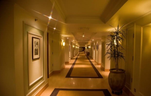 老外来中国旅游，到了晚上就不敢出去，导游：中国非常安全！