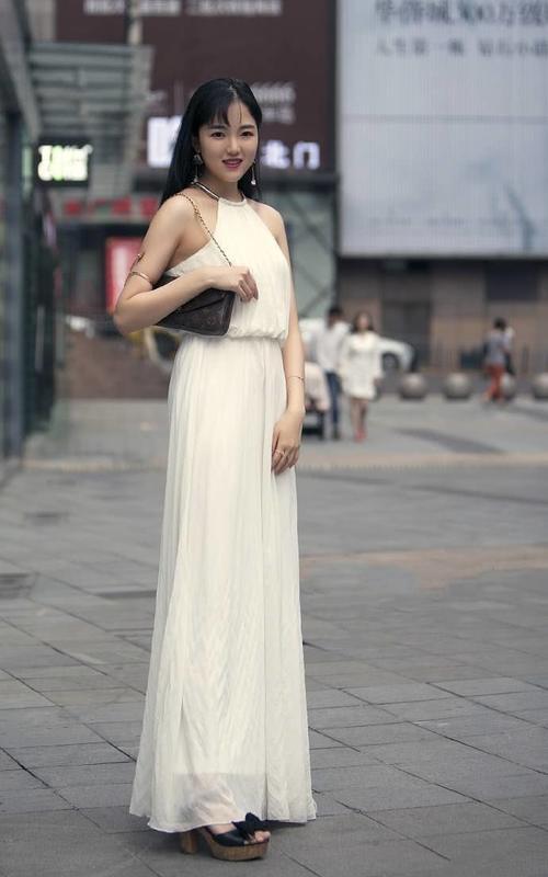 街拍：高挑美丽大方的小姐姐，外表上既休闲又性感很时尚！