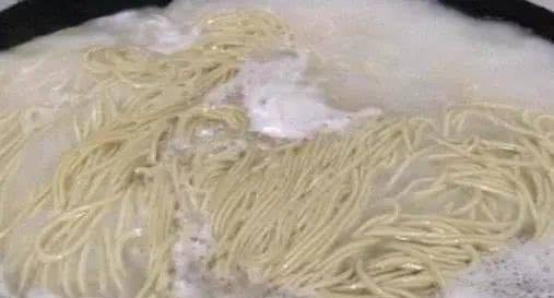 「一大」面条最简单的做法,拌一拌又当菜又当饭,做一大盆成本才2块钱!