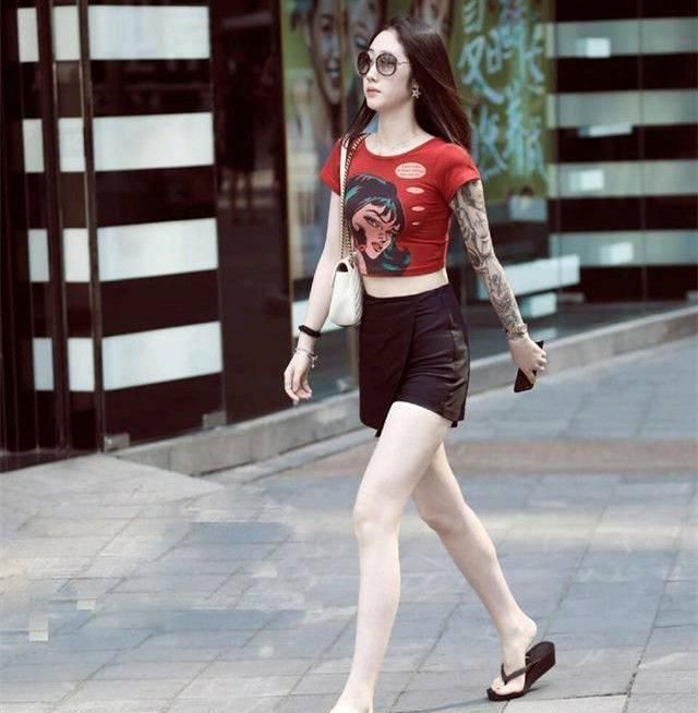  简洁■街拍：青春时尚的小姐姐，深蓝色的连衣裙简洁大气，很显靓丽的身姿