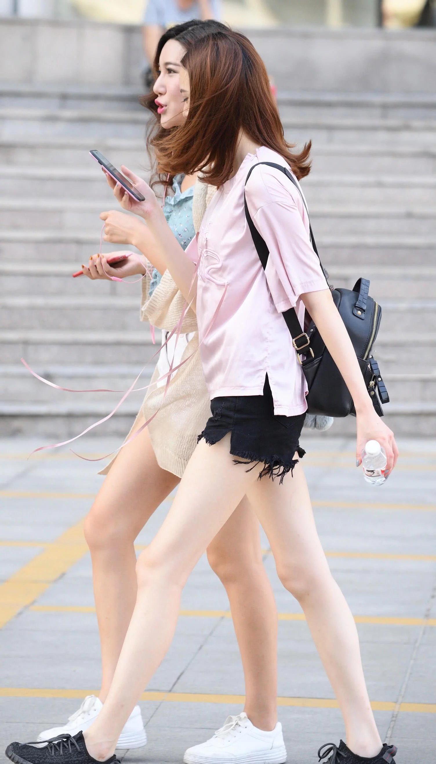 闺蜜小姐姐两人一起出街，一个珠圆玉润一个皮肤白皙