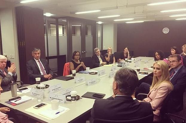 白宫女神伊万卡化身粉红女郎参加内阁会议 年