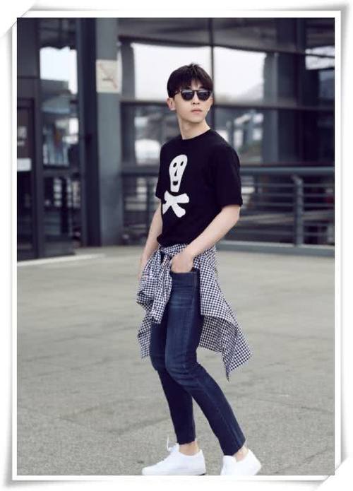 邓伦的私家服真的很“普通”，这裤子也太紧了吧，网友：看着好娘