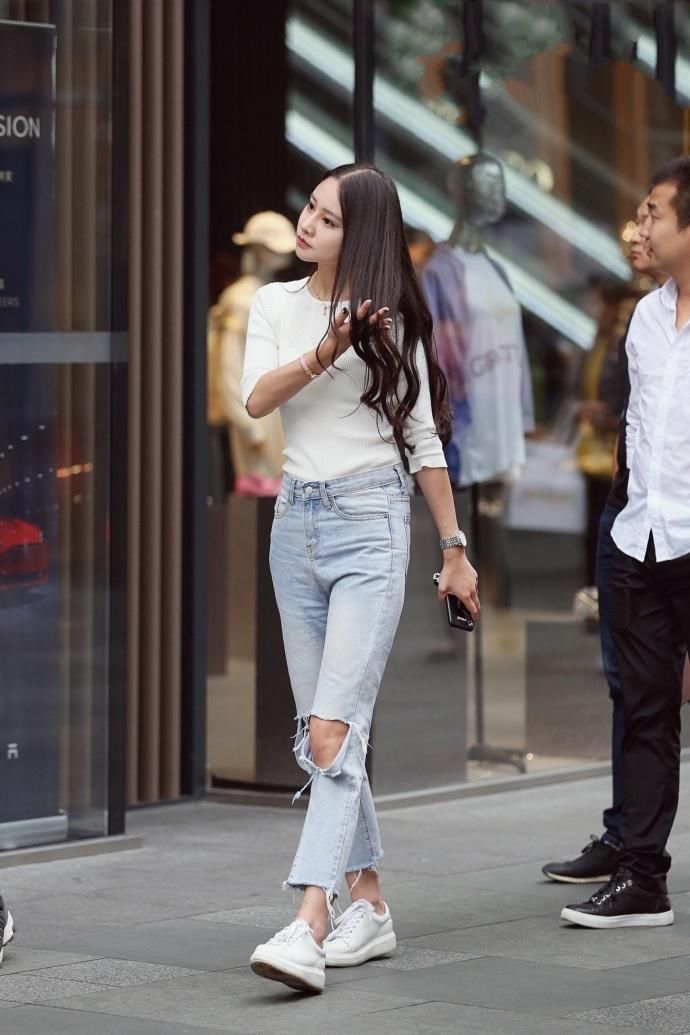 街拍:秋季美女们花式穿衣，大秀妖娆身姿，赚足了路人眼球!