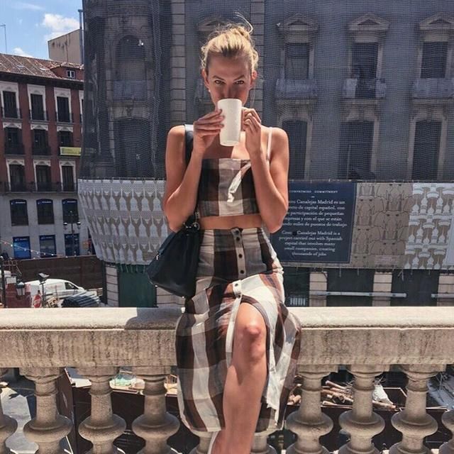 超模卡莉克劳斯订婚太突然？她以往的旅行照一直都在默默秀恩爱