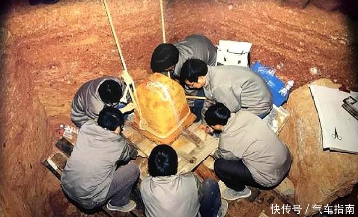 雷峰塔下地宫入口被巨石压着，难道埋着白素贞吗？专家道出实情