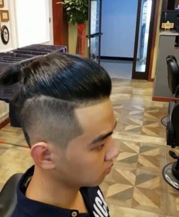 刘海长到夸张的小伙被发型师改造后，收到的情书都可以烧开水了