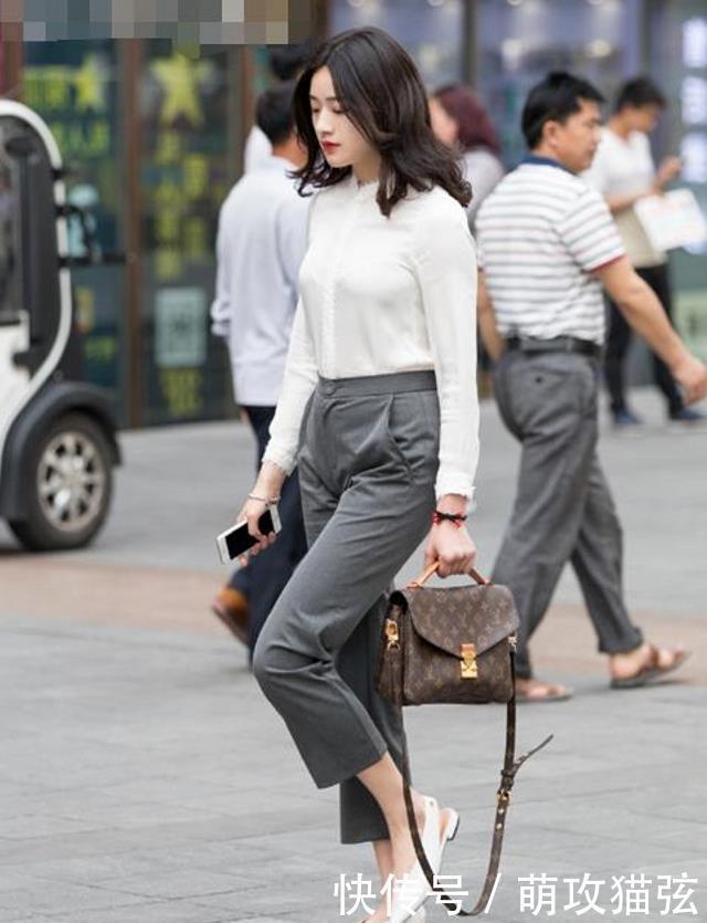 『特别』路人街拍,美女休闲牛仔裤搭配白色T恤,显得特别的顺眼