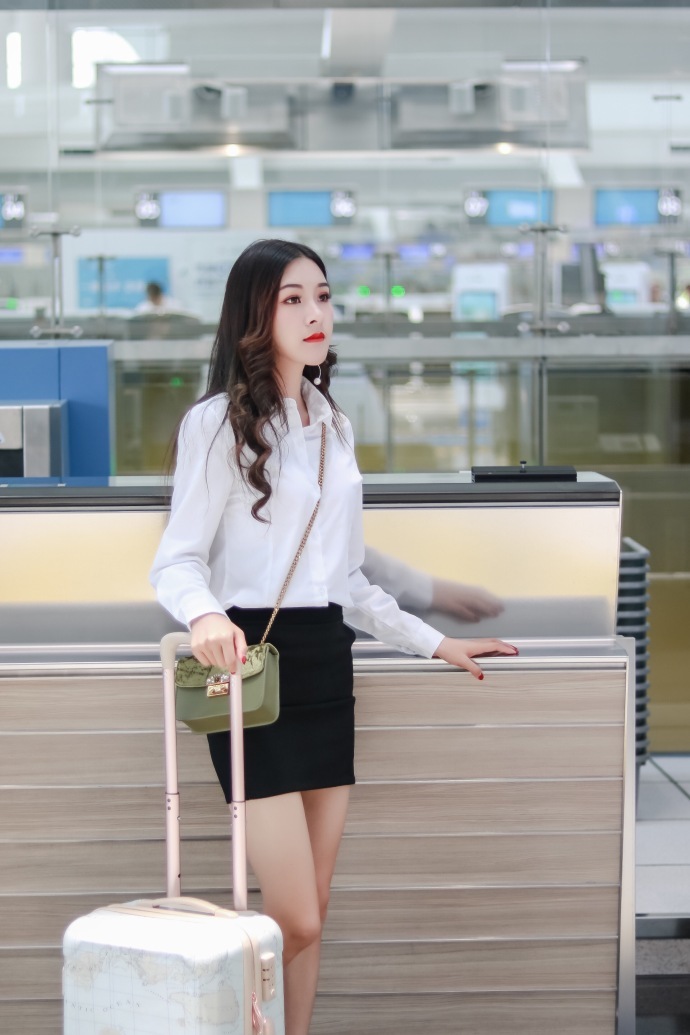 街拍：白衬衫的女孩，干净利落，就缺肉色丝袜长腿了!