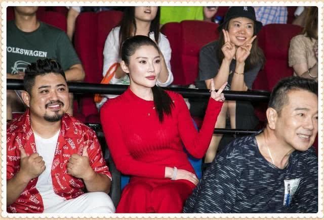 当徐冬冬和冉莹颖同穿紧身裙的那一刻，我才知道什么叫魔鬼身材！