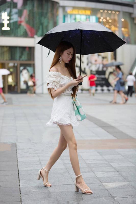 街拍：小姐姐青春温柔打扮清凉，让人看了心醉！