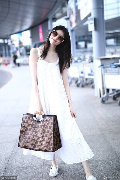 何穗穿白色长裙秀锁骨 裙摆飘飘似仙子