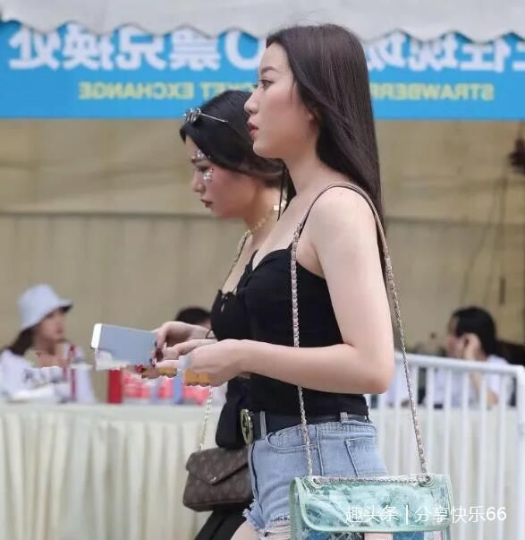 街拍：气质小姐姐，紧身装秀出迷人小蛮腰，让人羡慕！