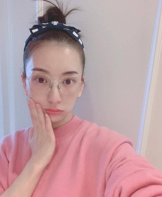  『暴露』方媛在线教美甲，糖果图案暴露辣妈少女心，漂亮双脚抢镜