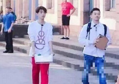 当王俊凯和陈立农都穿上红裤子，长得好看的人果然穿什么都好看