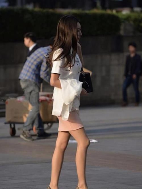 『短袖』街拍:小姐姐简洁的短袖搭配休闲牛仔裤,精致之余又不失韵味